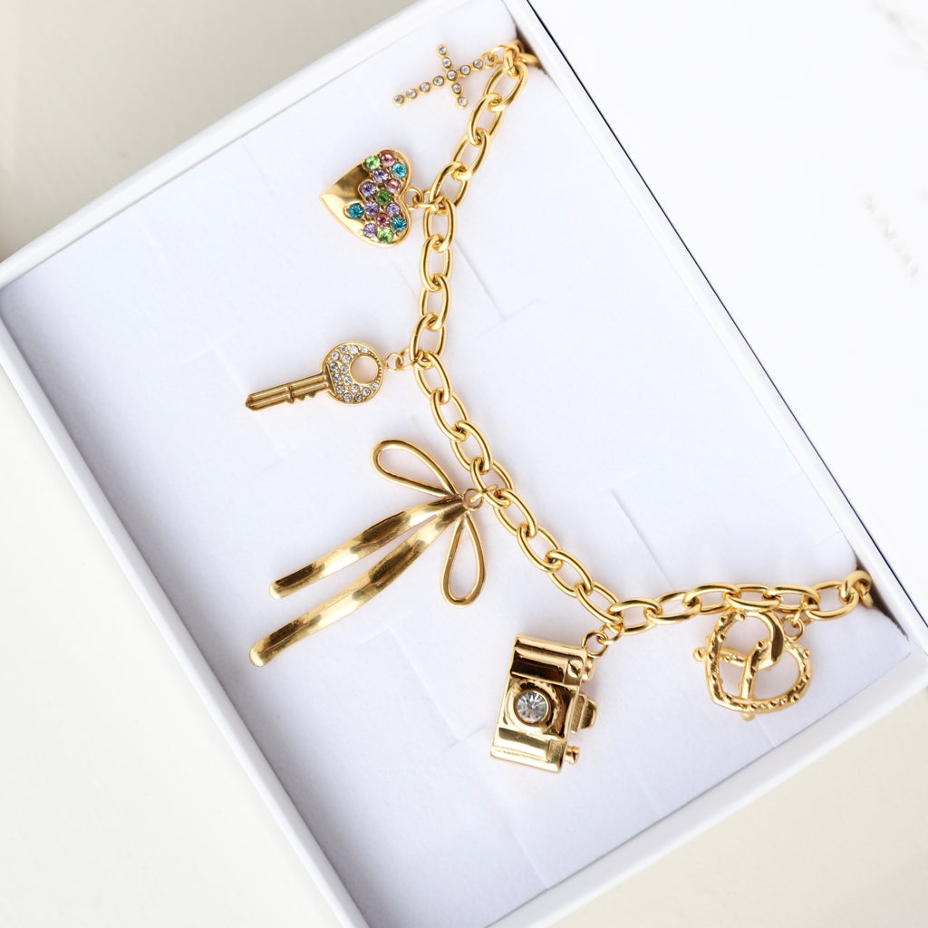 PRETZEL charm  - GYLLT