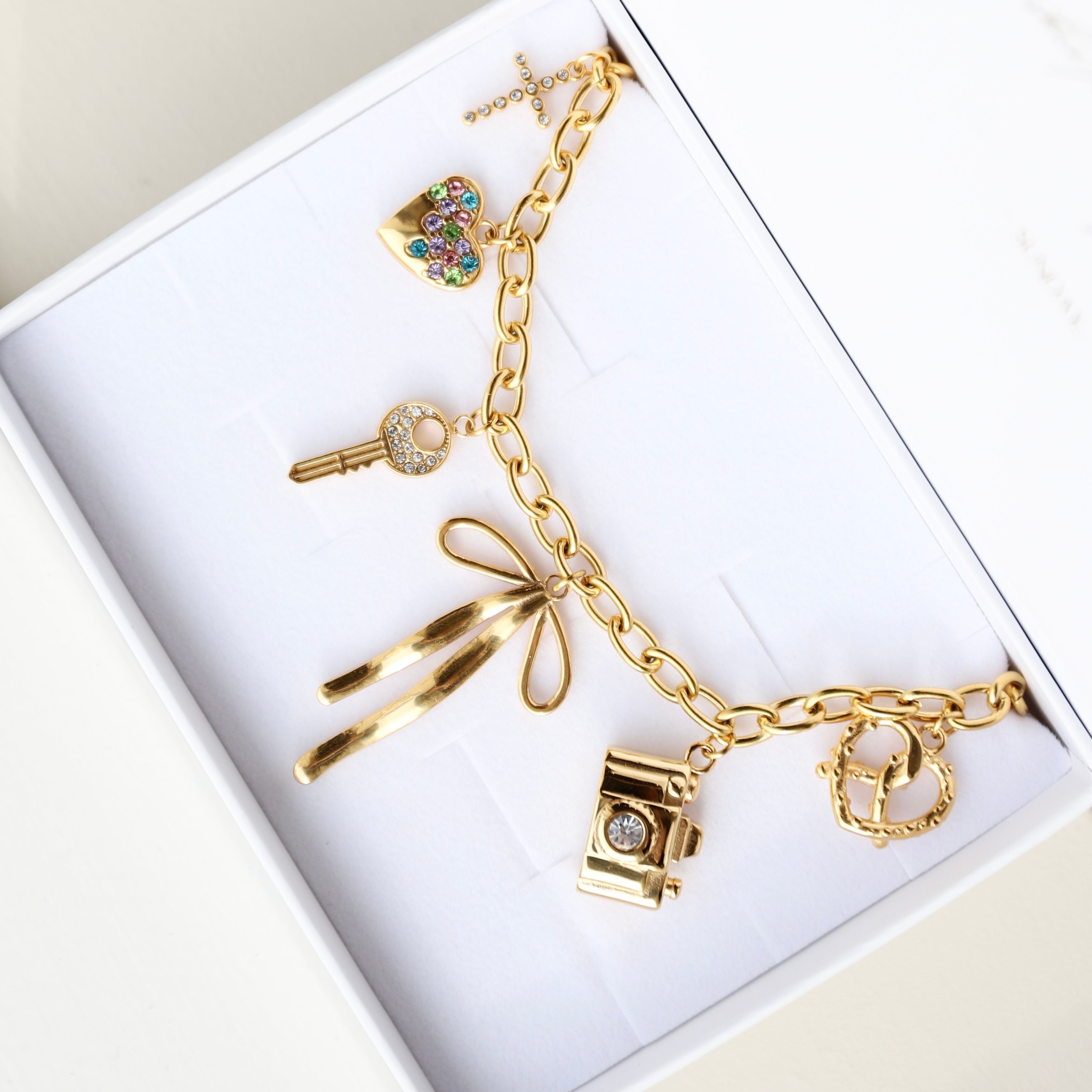 PRETZEL charm  - GYLLT