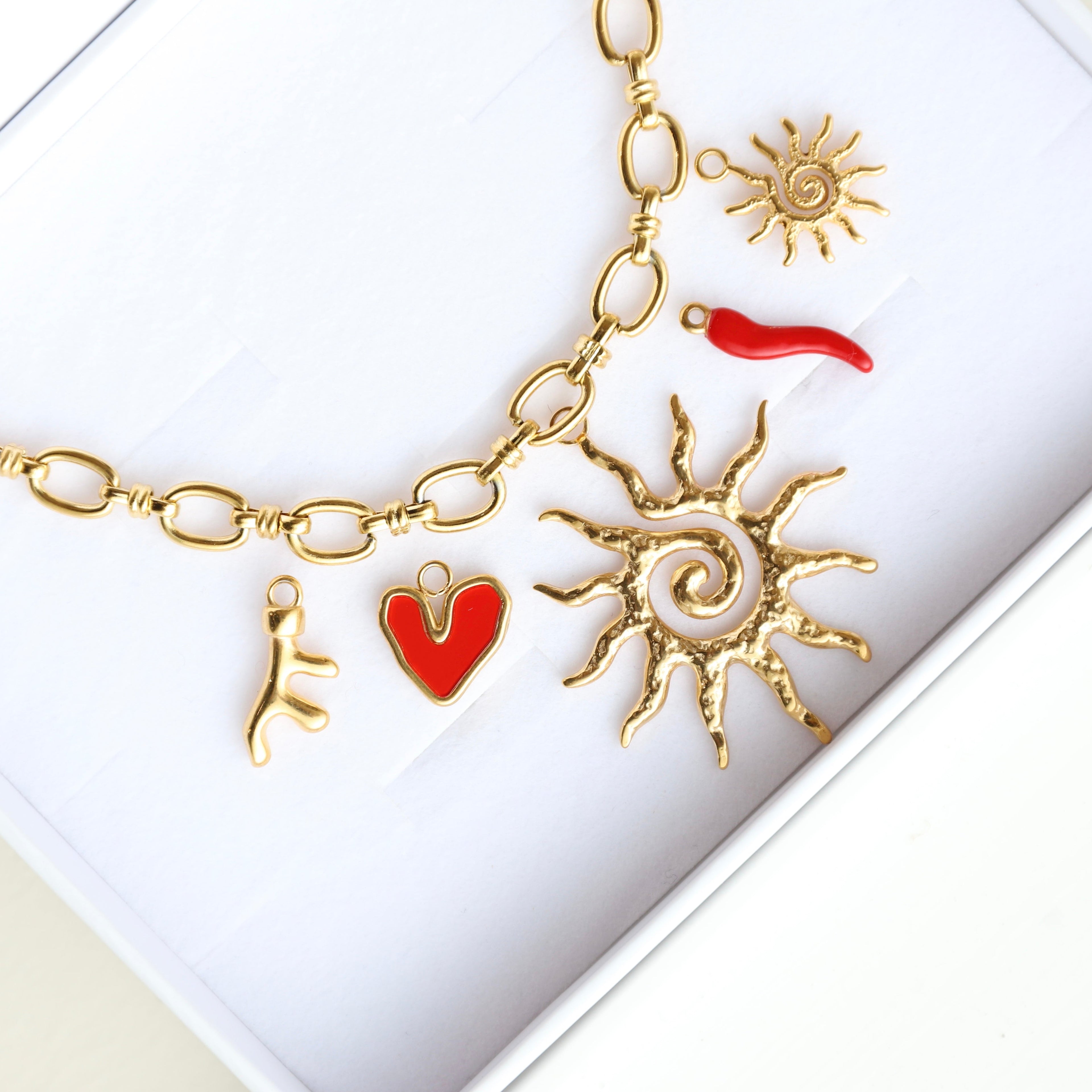 RED HEART charm - GYLLT